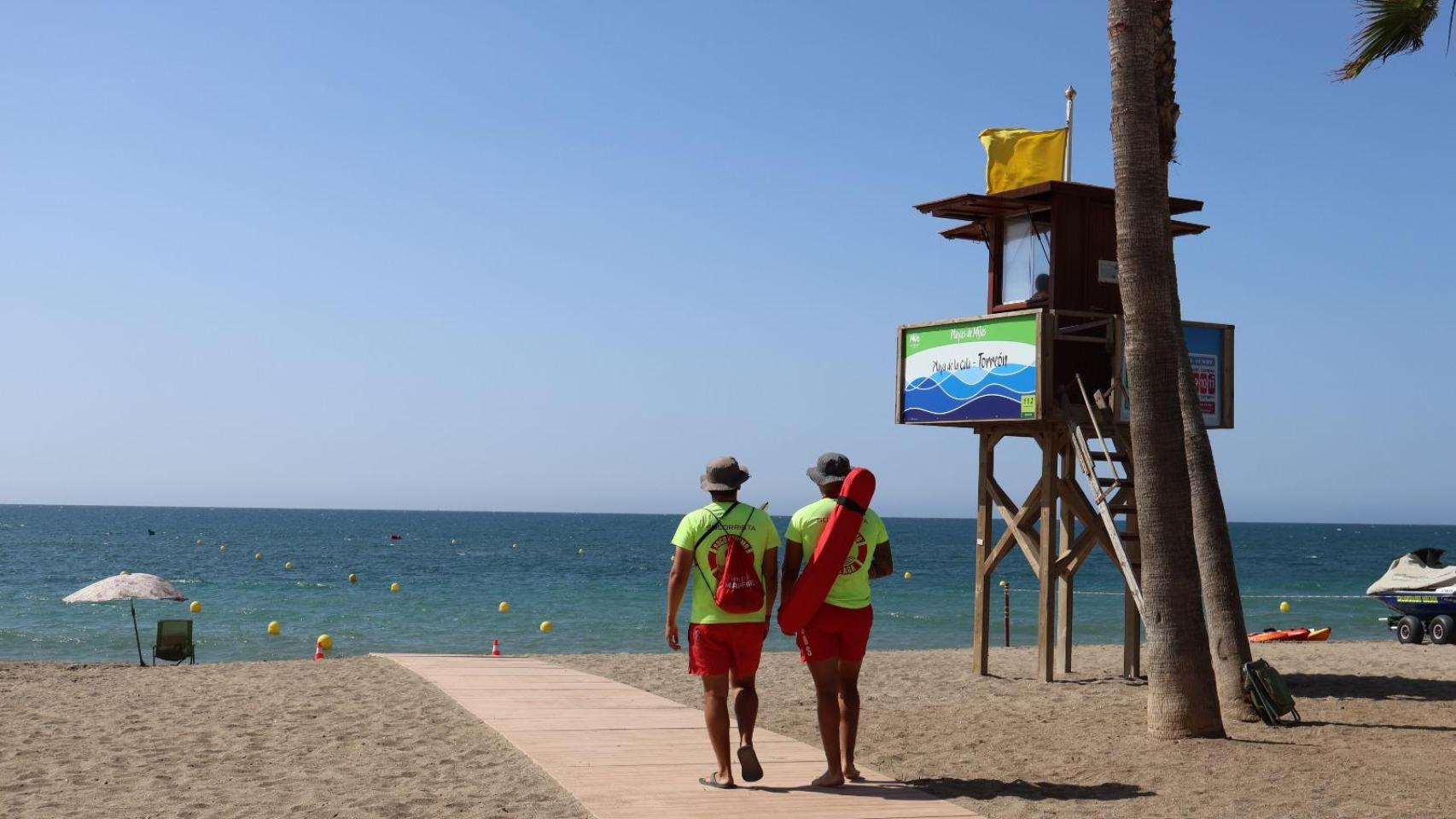 Servicio de socorrismo con drones en las playas de Mijas — El Español 2025